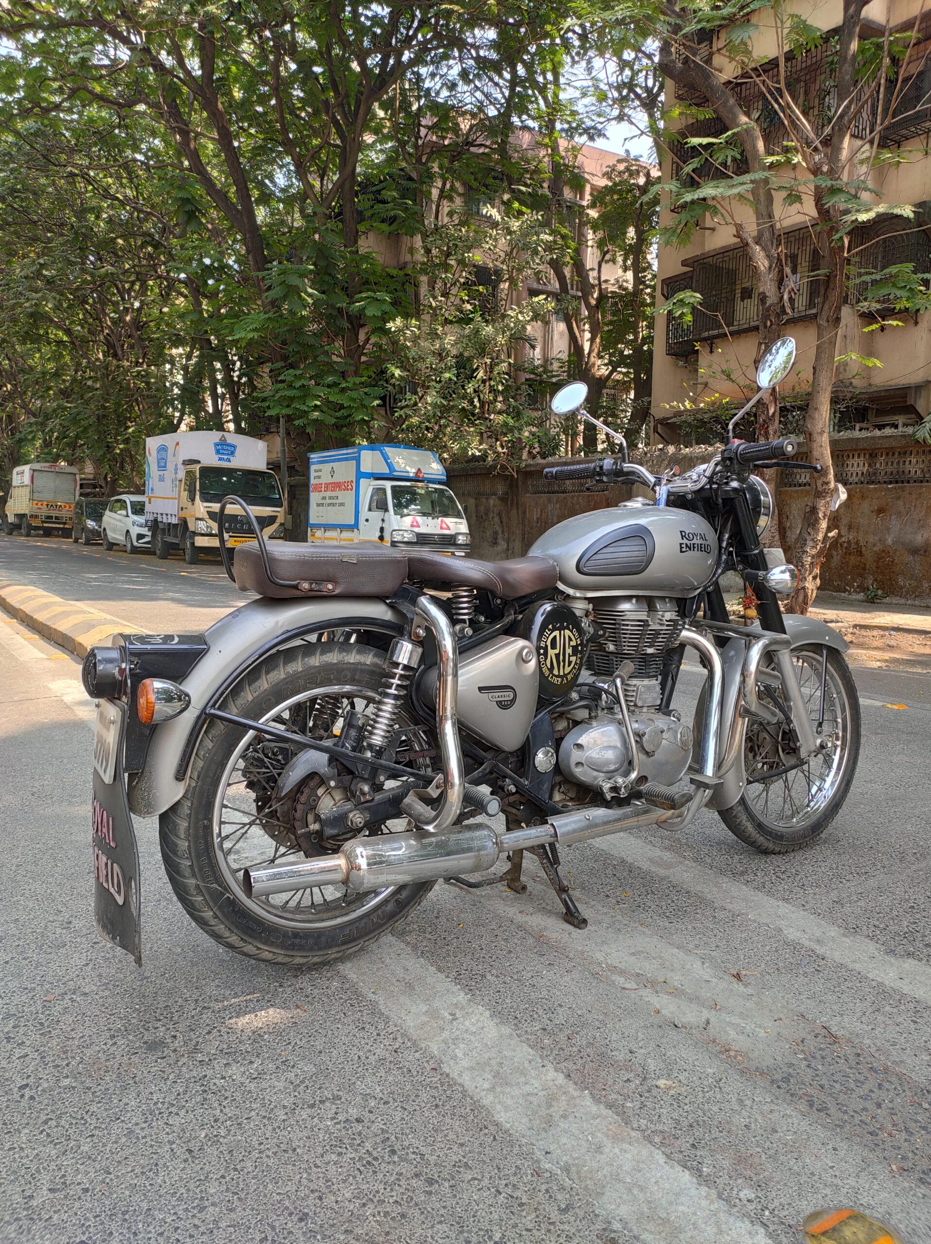 Royal enfield classic 350 deals on road price silver colour