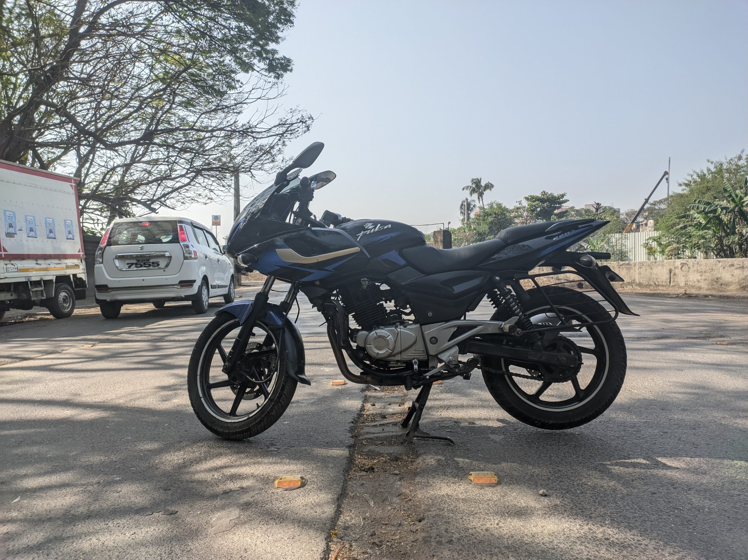 Bajaj pulsar online 220 black colour